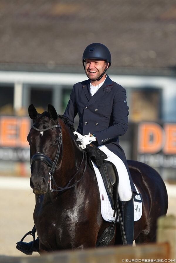 SAM DRESSAGE